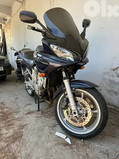 Yamaha FZ6 Fazer motorcycle 600CC 2005 Yamaha FZ6 Fazer motorcycle 600CC 2005