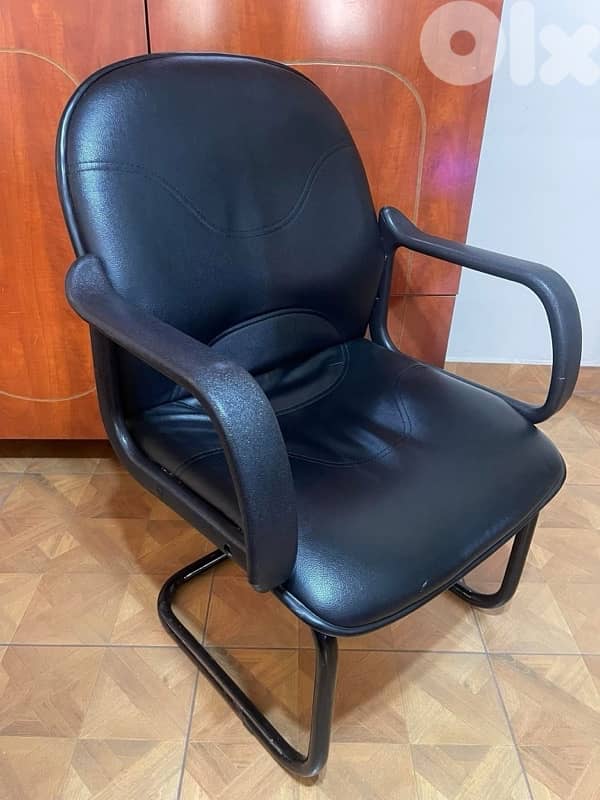 Black leather chair in good condition! 0