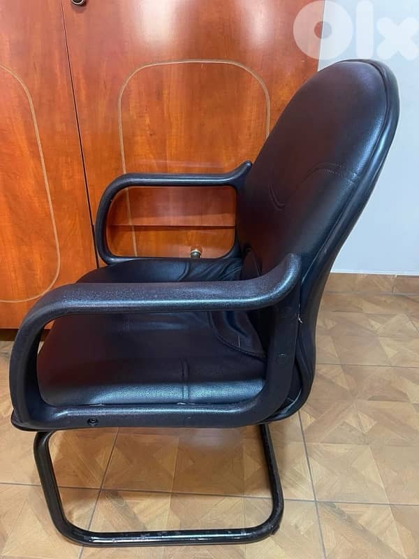 Black leather chair in good condition! 1