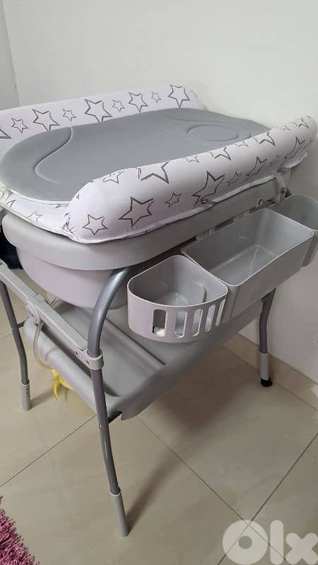 bath tub with changing table 0