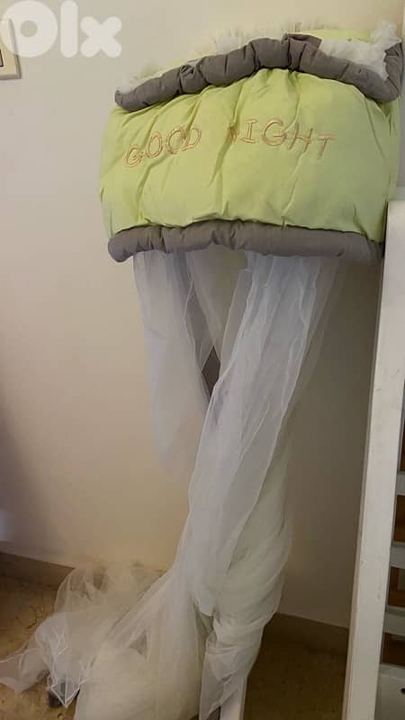 Crib, 2 mattresses, 7 blankets & mosquito net تخت بيبي مع ٧ أغطية وطقم 2