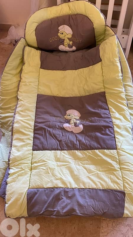 Crib, 2 mattresses, 7 blankets & mosquito net تخت بيبي مع ٧ أغطية وطقم 7