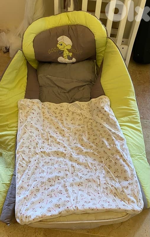Crib, 2 mattresses, 7 blankets & mosquito net تخت بيبي مع ٧ أغطية وطقم 8