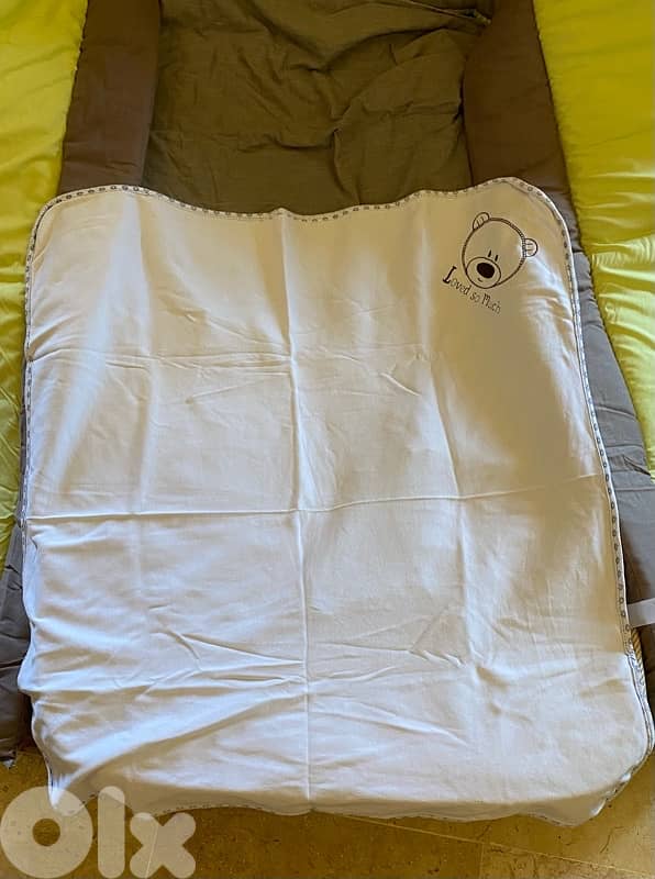 Crib, 2 mattresses, 7 blankets & mosquito net تخت بيبي مع ٧ أغطية وطقم 10