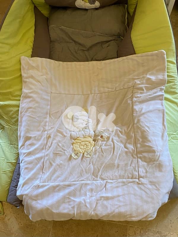 Crib, 2 mattresses, 7 blankets & mosquito net تخت بيبي مع ٧ أغطية وطقم 12