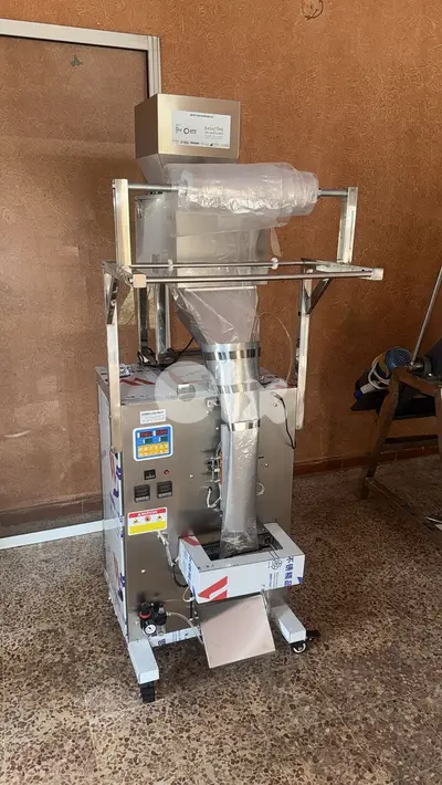 Filling&sealing machine (Powder&grains 100-1000g) آلة تعبئة الأكياس
