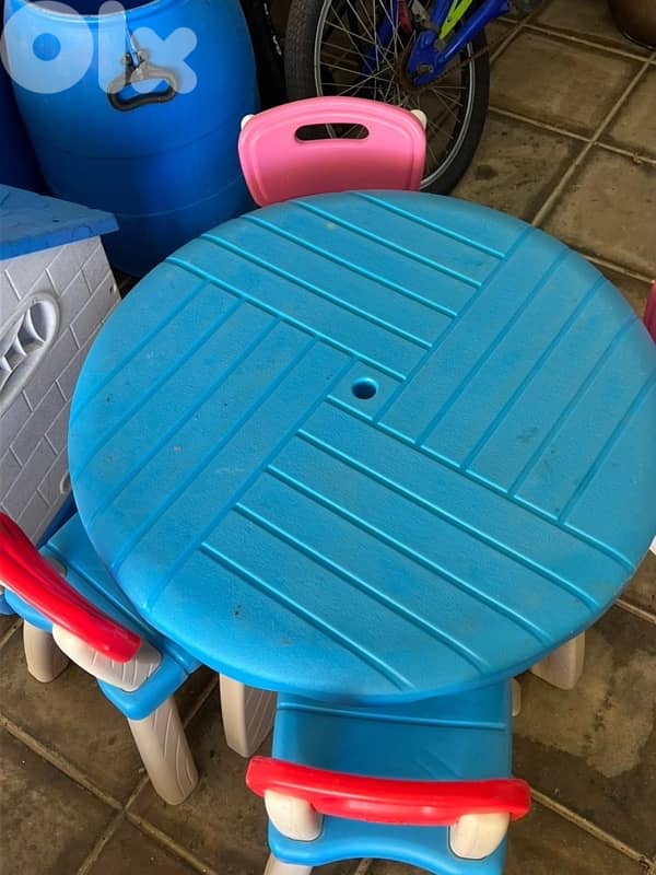 plastic table with 4 chairs 0