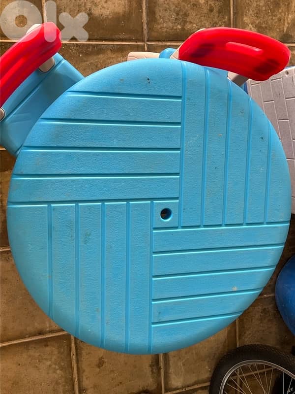 plastic table with 4 chairs 3