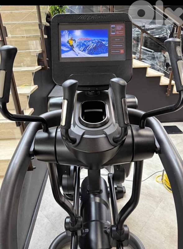 2 Life Fitness Discover SE 95FS Elevation Flexstrider Fitness like new 2