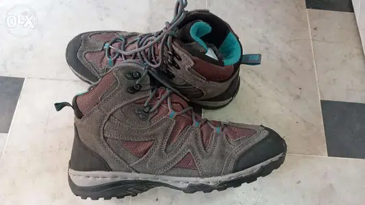 Hiking boots Salomon & Quechua