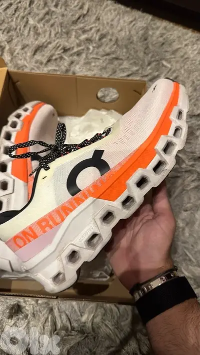 Original On cloud size 43 like new with box Original On cloud size 43 like new with box