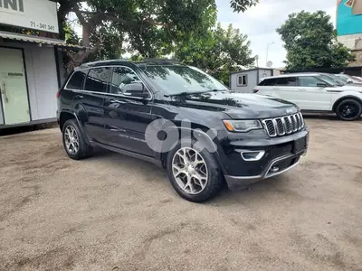 Jeep Grand Cherokee 2018 (clean car fax)