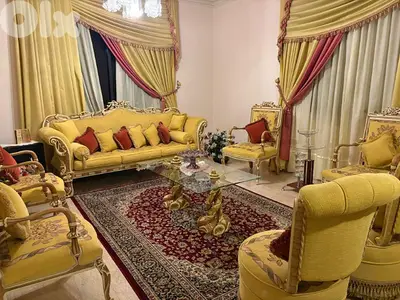 صالون فخم مع طاولة زجاج (خشب زان) شبه جديد