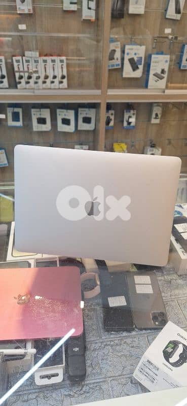 Used macbook air 13 2020  *cor i5 *8 gb ram *512 gb ssd  133 cycle 0