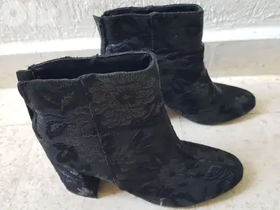 demi botine size 39 black
