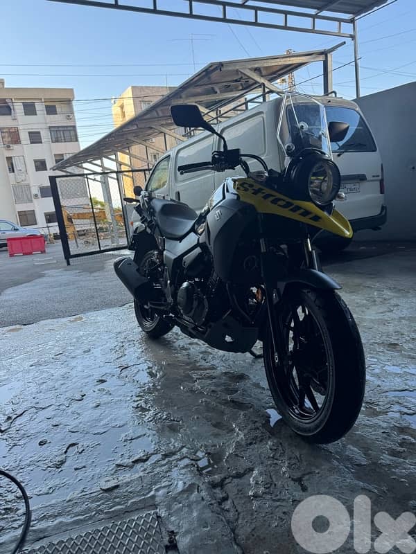 New suzuki v strom new for sale 2 cylinders 250 cc  2022 1000 Km only 6