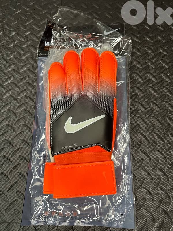 Nike shot block goalkeeping gloves 0