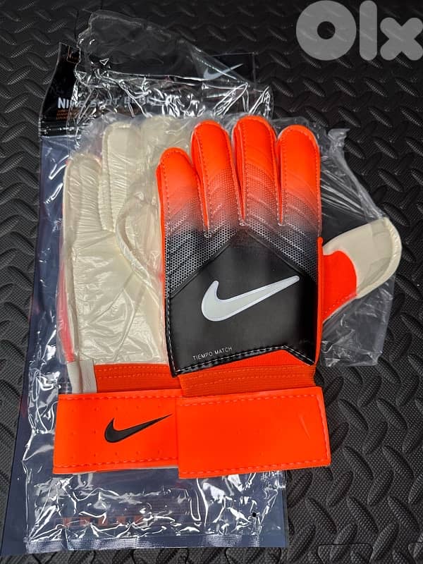 Nike shot block goalkeeping gloves 1