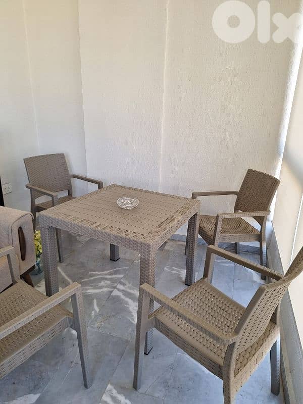 table and 4 chairs 0