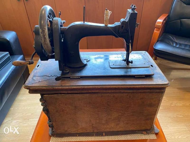Antique G.M. Pfaff Hand-Crank Sewing Machine – Germany. 1