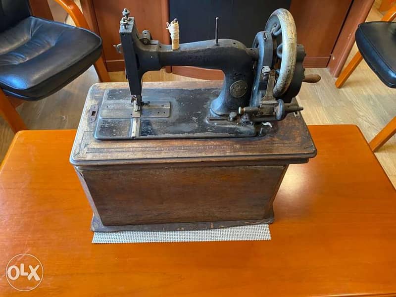 Antique G.M. Pfaff Hand-Crank Sewing Machine – Germany. 2