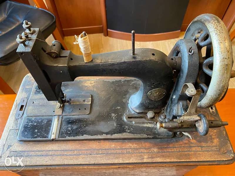 Antique G.M. Pfaff Hand-Crank Sewing Machine – Germany. 3