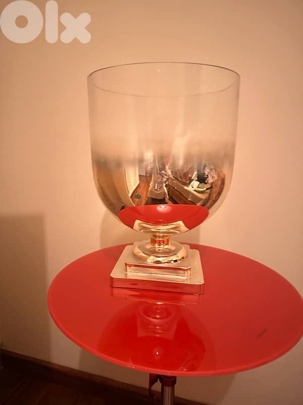 vase gold stand 0