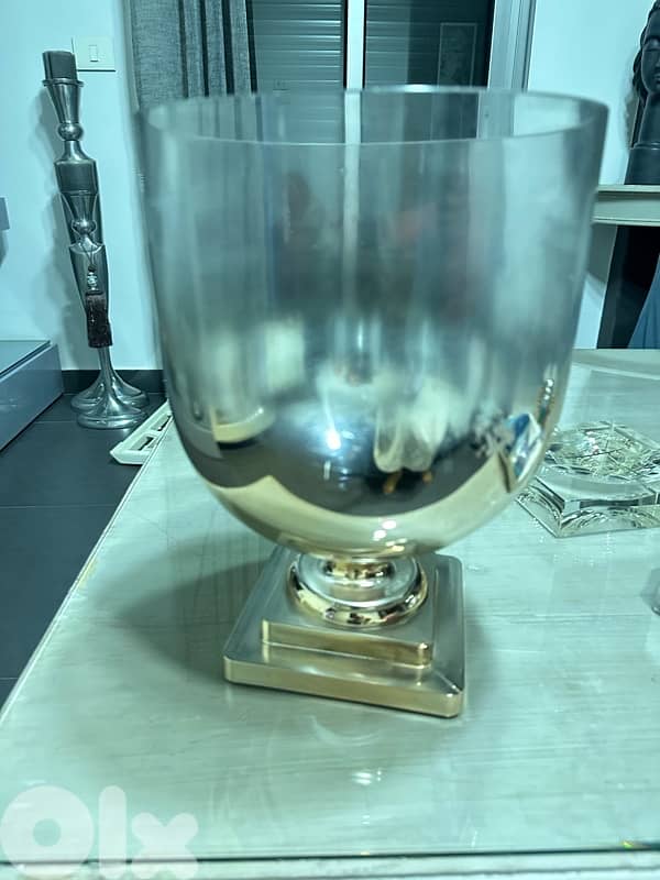 vase gold stand 1