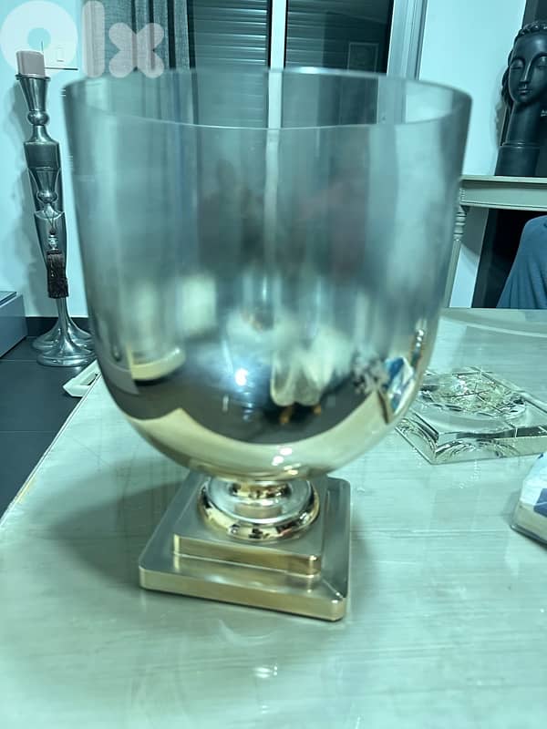 vase gold stand 3