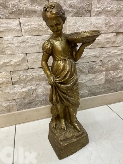 statue