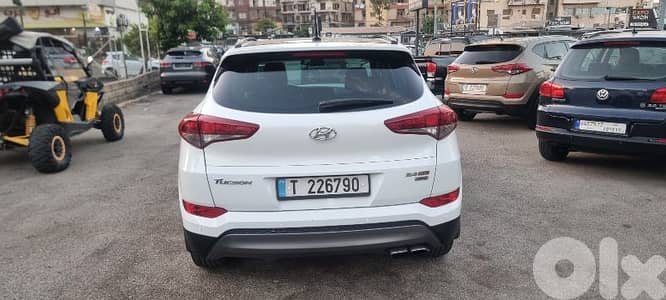 Hyundai Tucson 2017 white panoramic