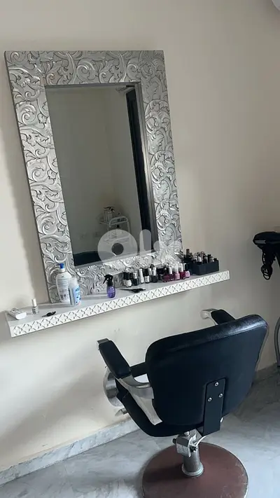 mirror and chair for a beauty salonكرسي مع المرايه