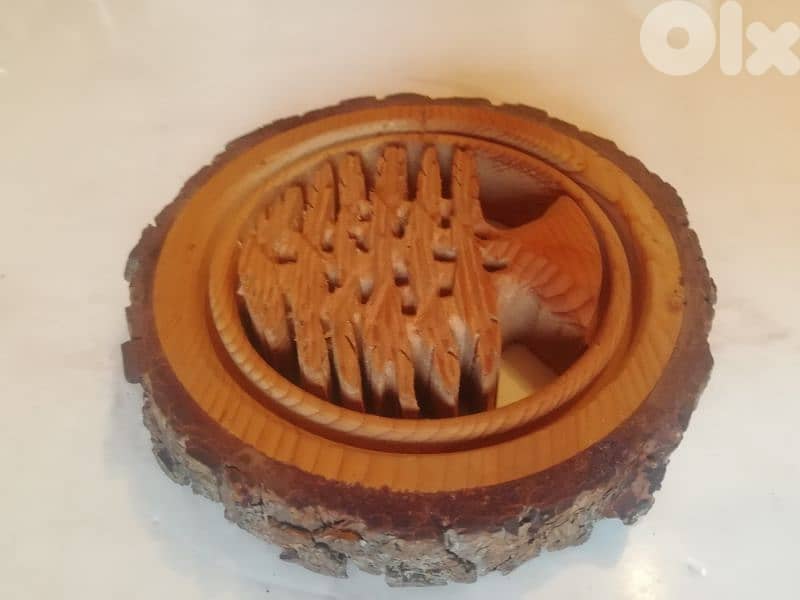 Hand carved cedar on tree wood 18cm 1