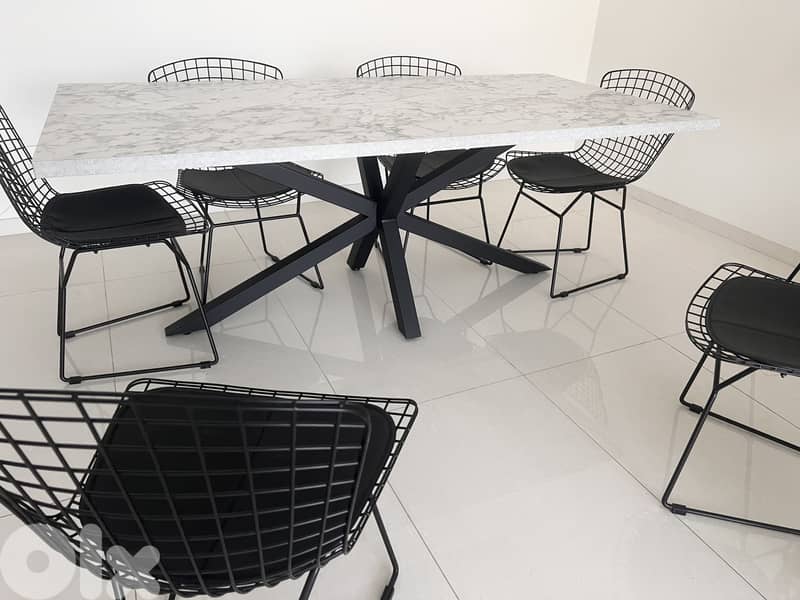 Like new Dining table + 6 chairs 0