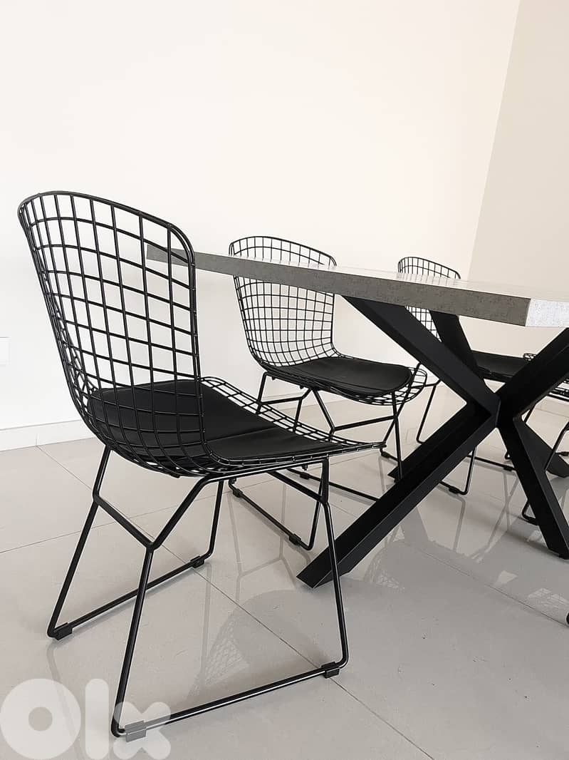 Like new Dining table + 6 chairs 2