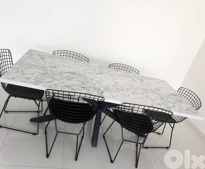 Like new Dining table + 6 chairs 3