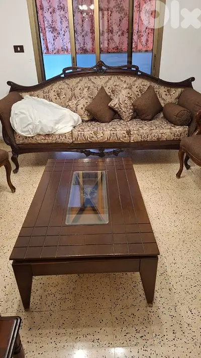 طاولة نص كتير نظيفة