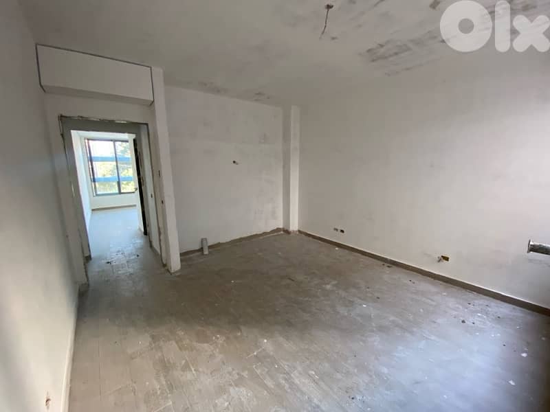 Spacious Apartment For Sale in Hamra / الحمرا 4
