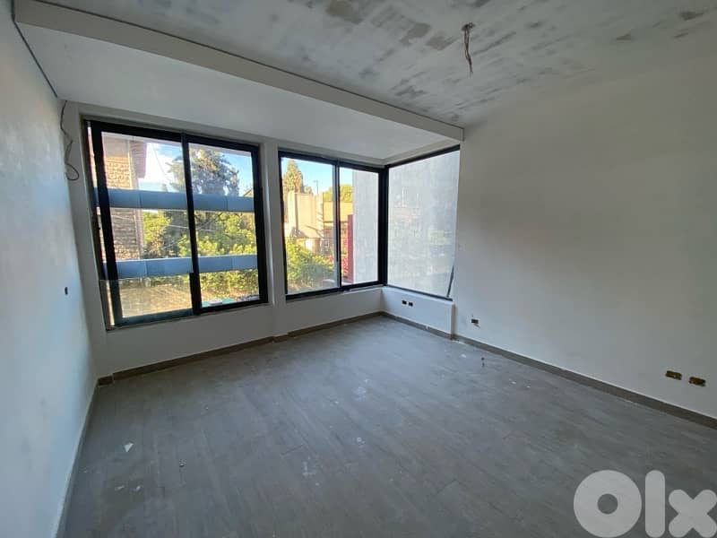 Spacious Apartment For Sale in Hamra / الحمرا 5