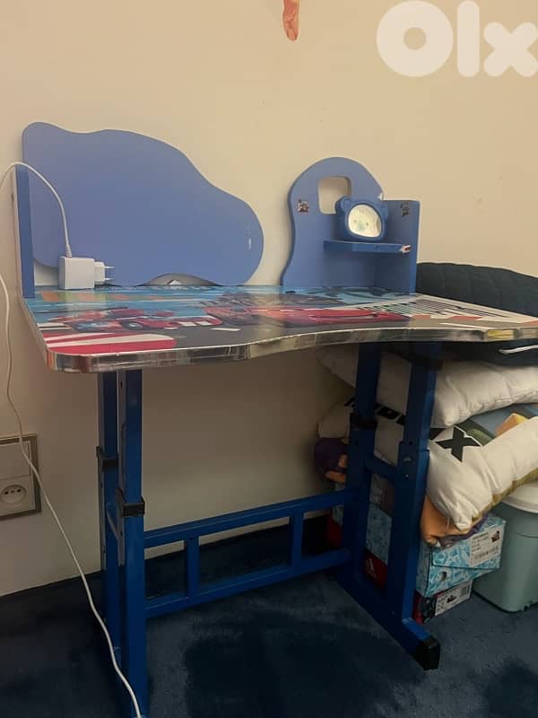 desk and chair cars design 2