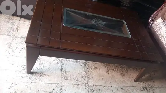 طاولة نص كتير نظيفة