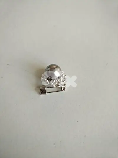 Very small strass pearl brooch - Not Negotiable