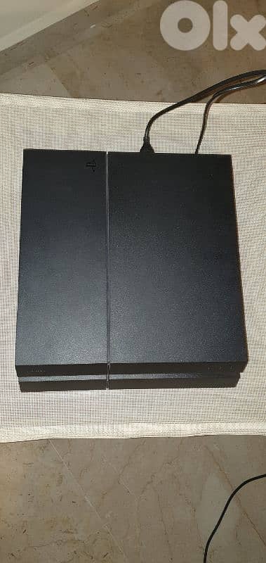 Sony PS4 1 TB like new, with 2 controllers, with 6 original DVDs 0