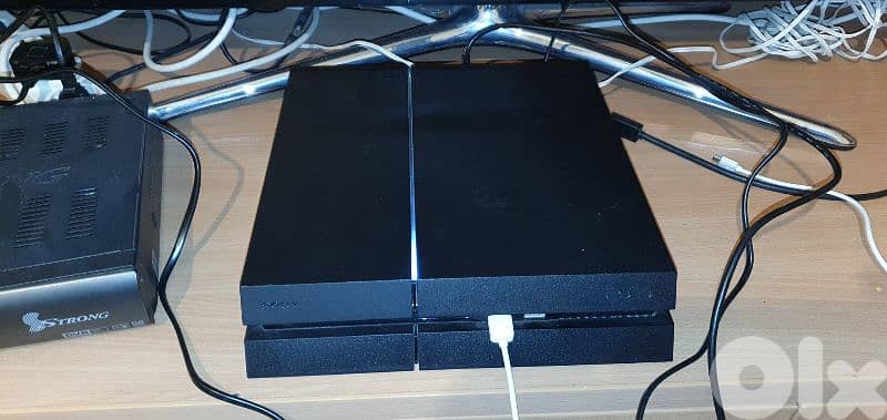 Sony PS4 1 TB like new, with 2 controllers, with 6 original DVDs 2
