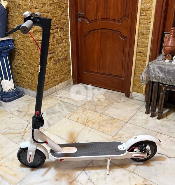 White Electric scooter k1752 0
