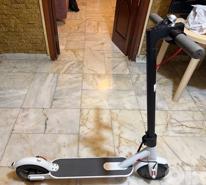 White Electric scooter k1752 2