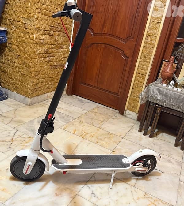 White Electric scooter k1752 3