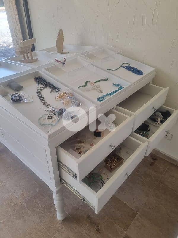 table for jewelry display 0