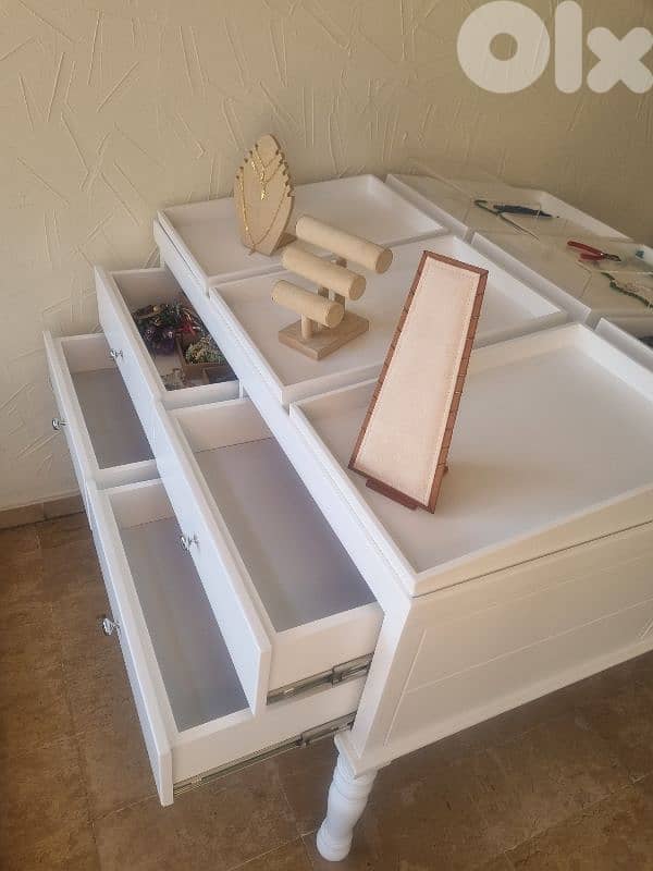 table for jewelry display 1