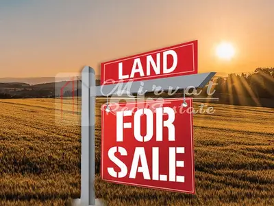 أرض مميزة في منطقة البوشرية-موقع استراتيجي قرب شركة المرسيدس